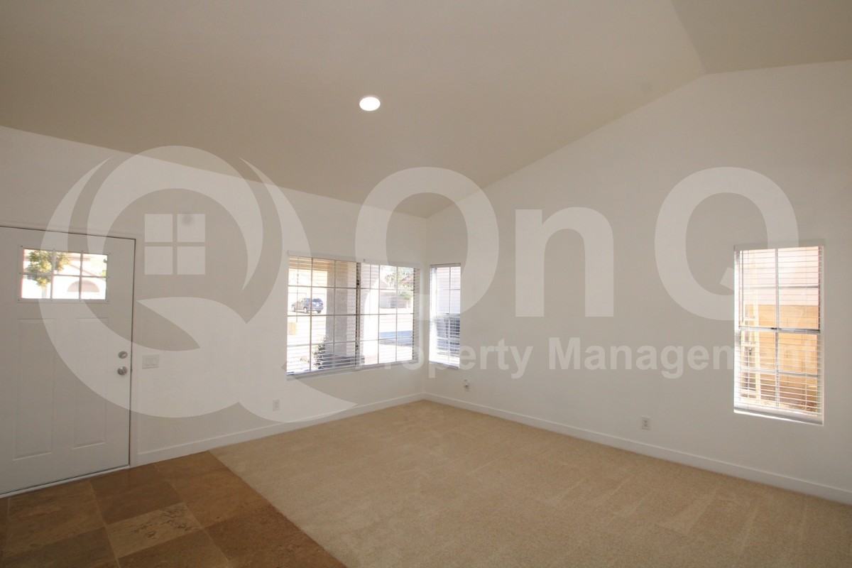 7849 W Hearn Rd - Photo 5 of 18