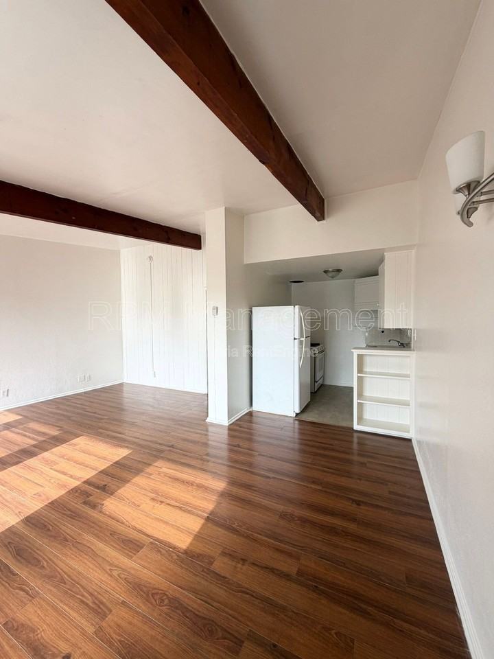 7036 Hawthorn Ave #10 - Photo 3 of 11