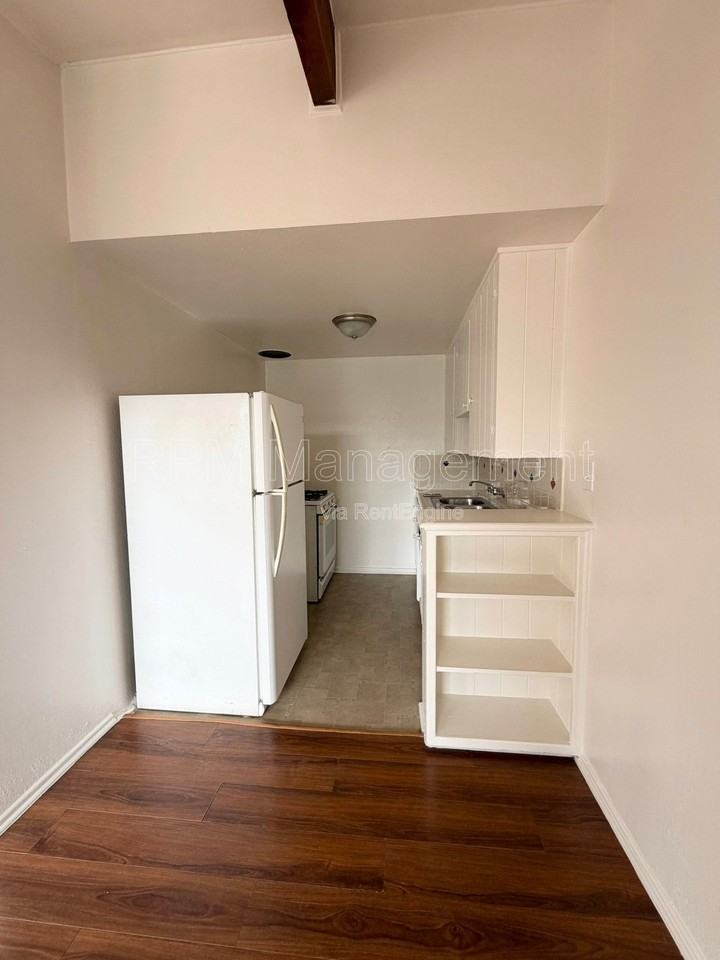 7036 Hawthorn Ave #10 - Photo 4 of 11