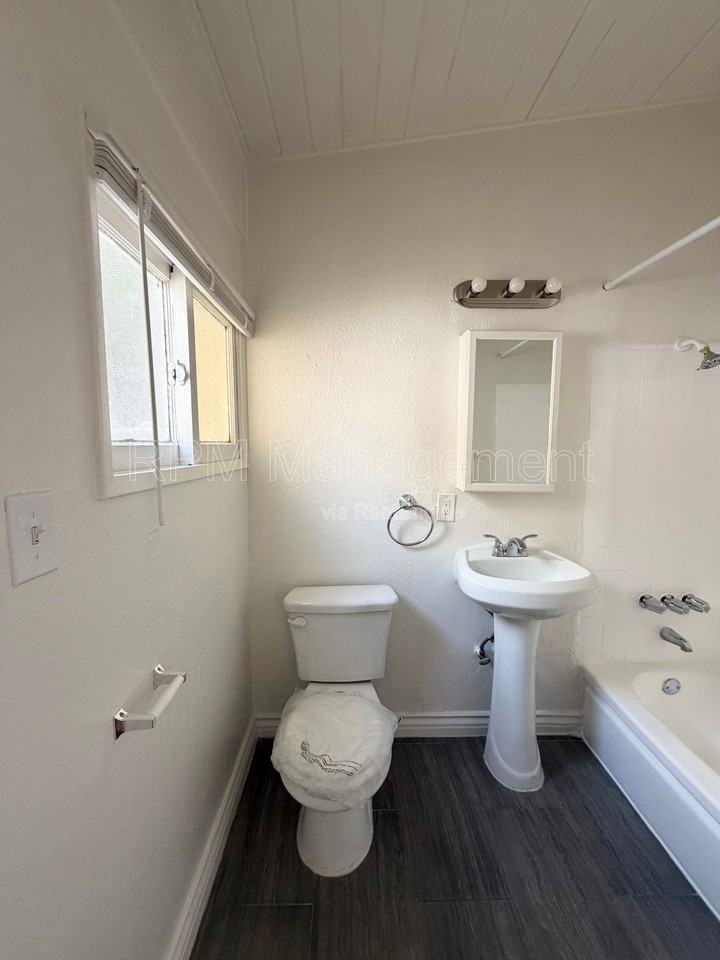 7036 Hawthorn Ave #10 - Photo 7 of 11