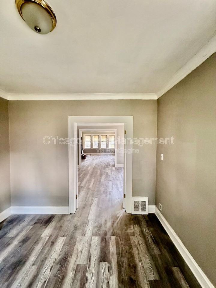 12138 S Parnell Ave - Photo 3 of 15