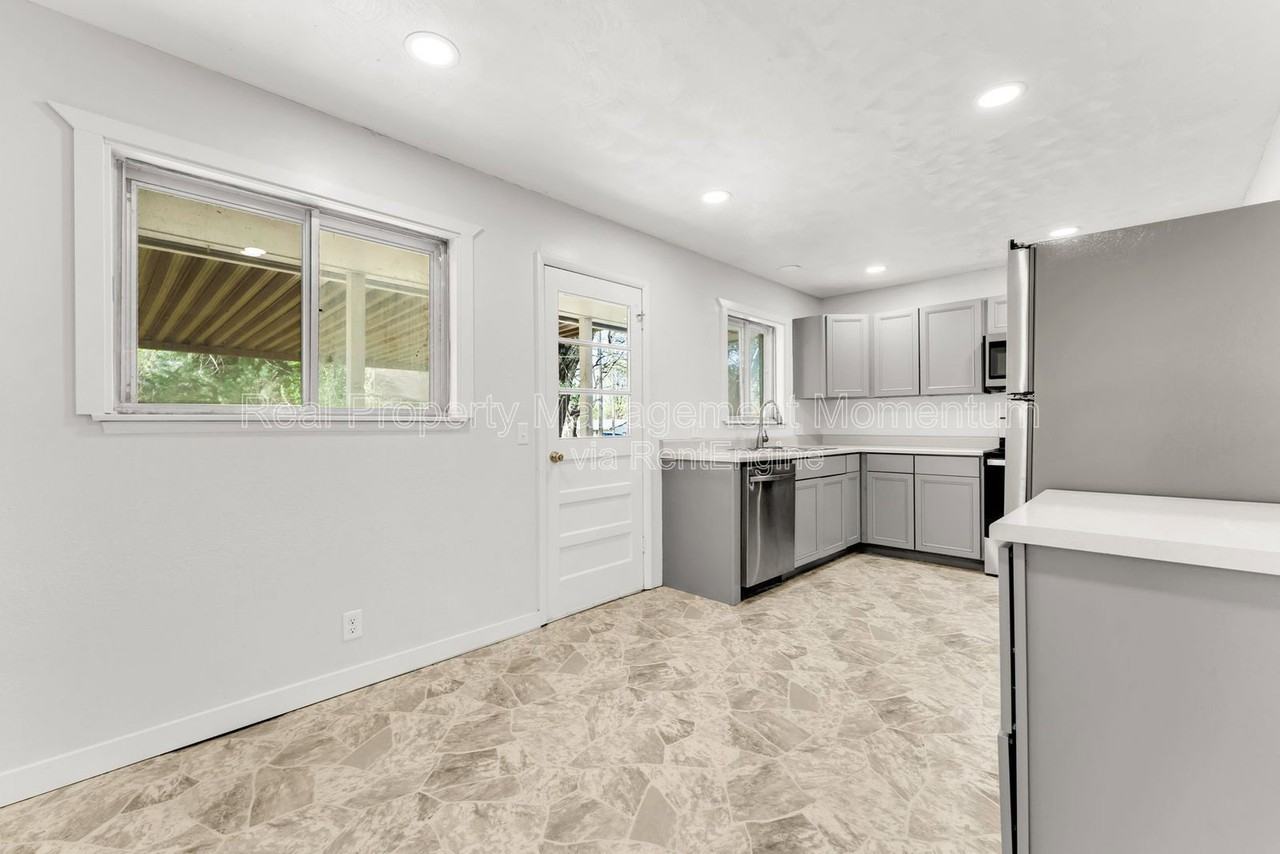 1610 E Nora St - Photo 5 of 29
