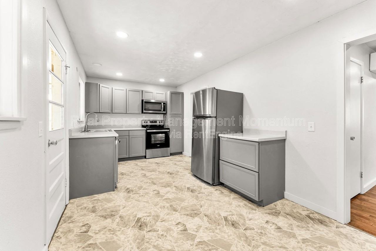 1610 E Nora St - Photo 6 of 29