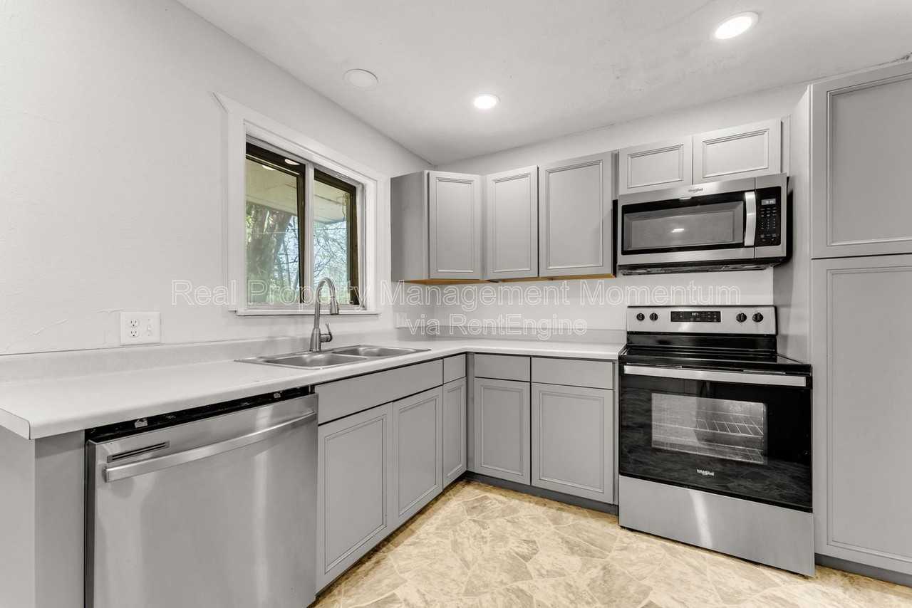 1610 E Nora St - Photo 7 of 29