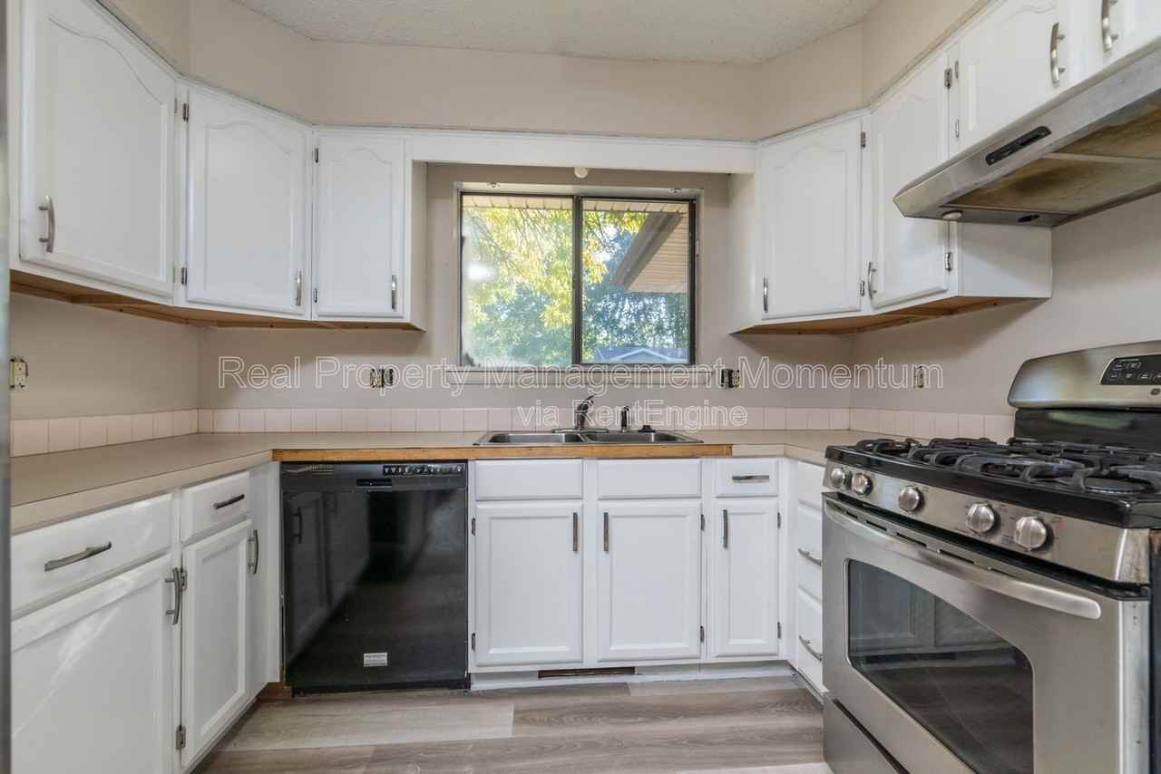 1913 S Broadway Ave - Photo 5 of 28