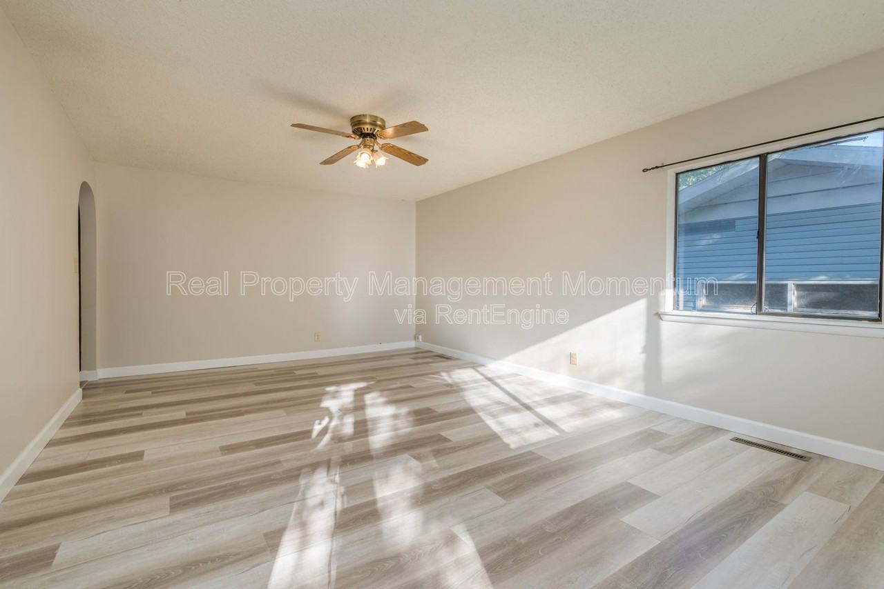 1913 S Broadway Ave - Photo 7 of 28