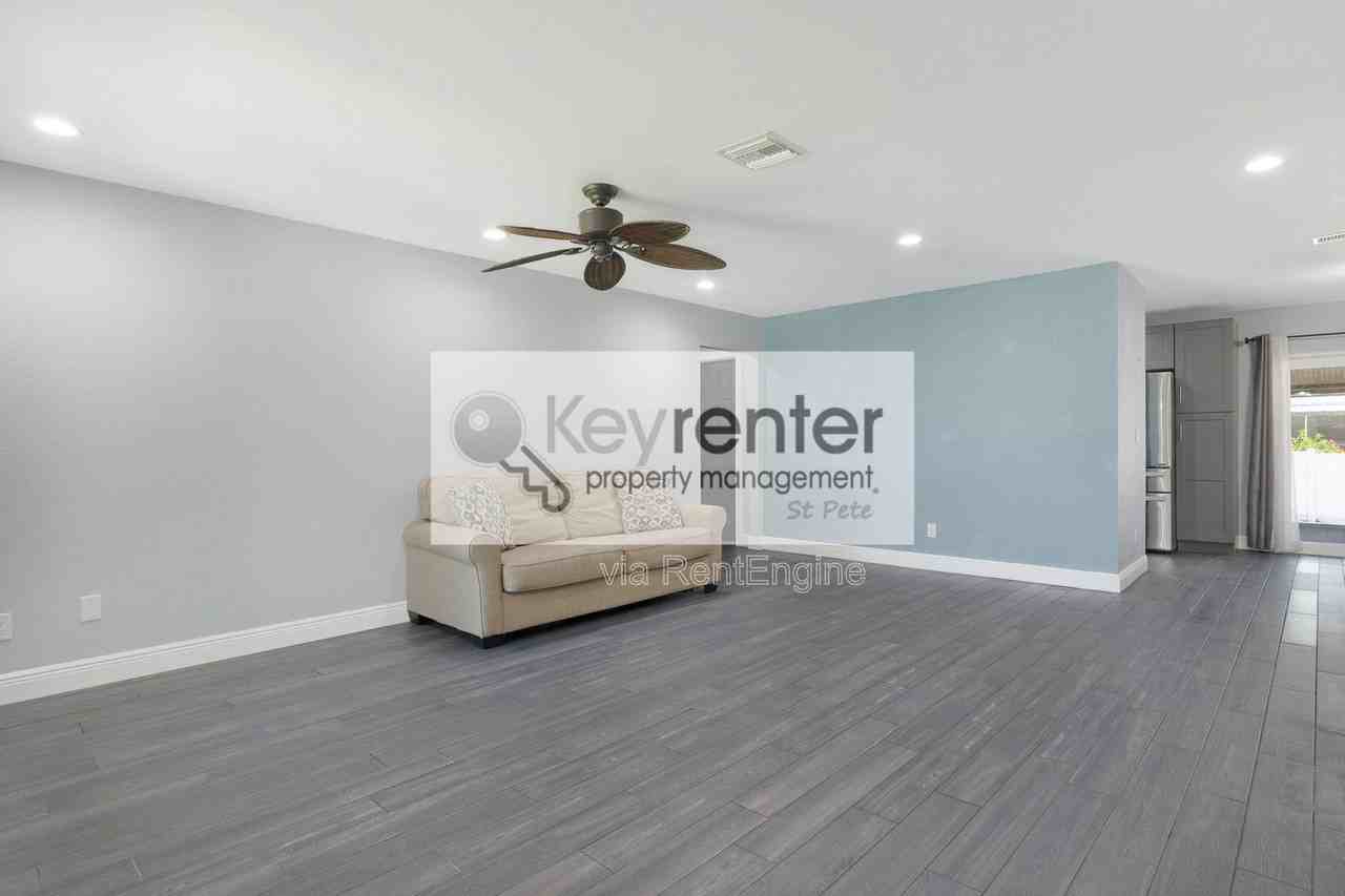 5923 19th St Ne - Photo 3 of 26