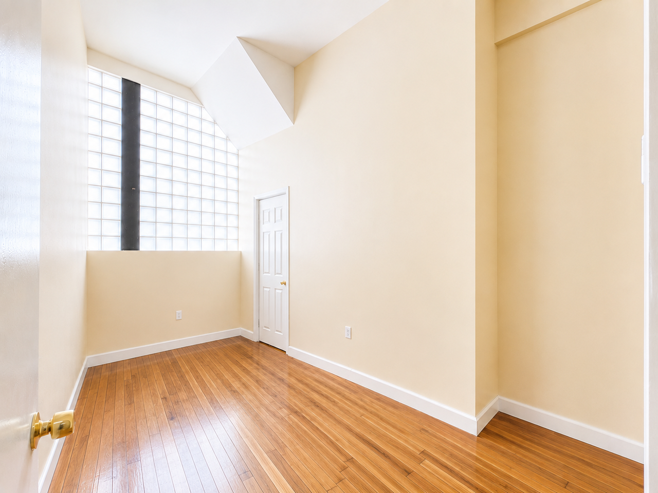 105 Bank St - Photo 3 of 30