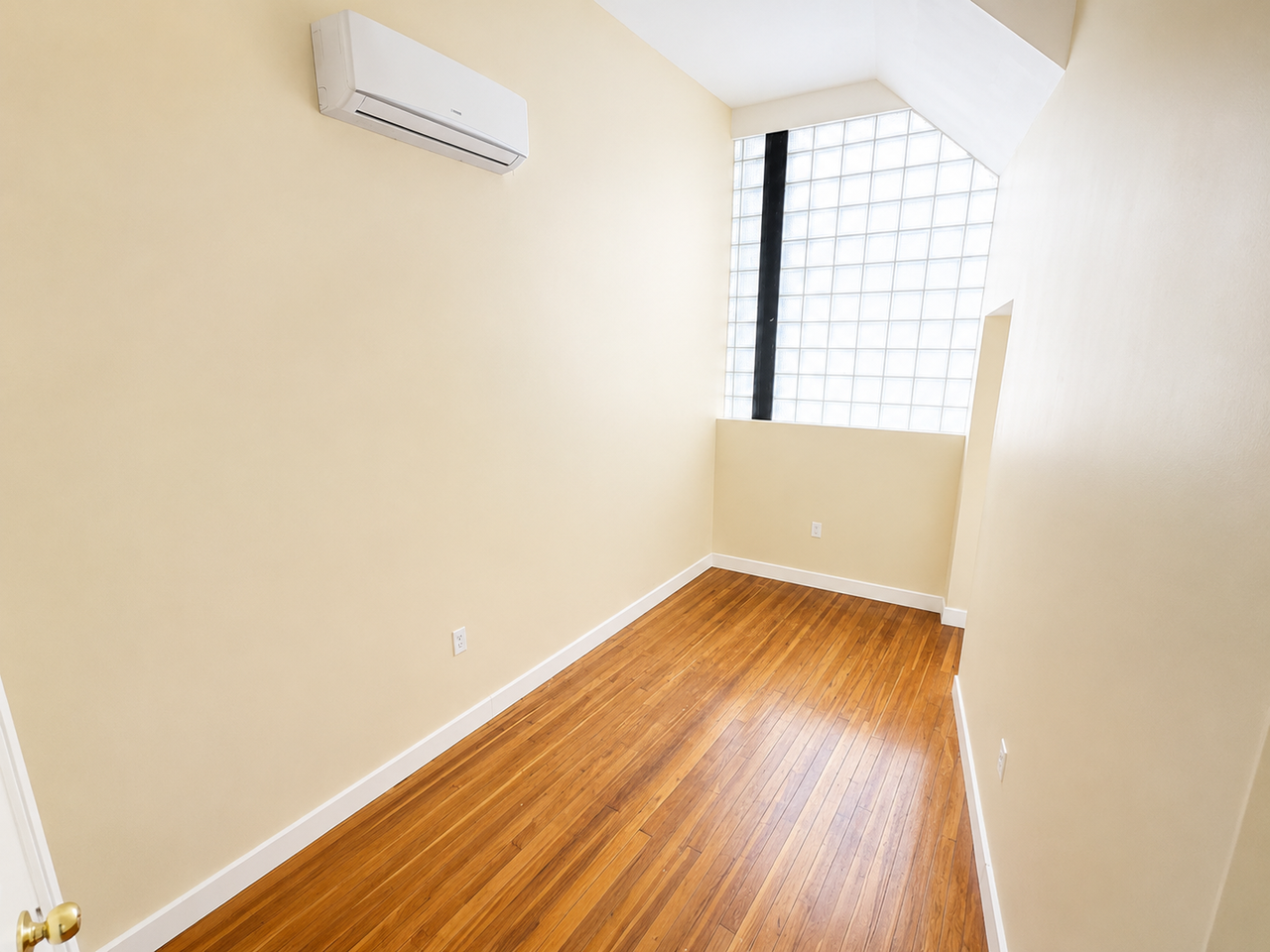 105 Bank St - Photo 7 of 30