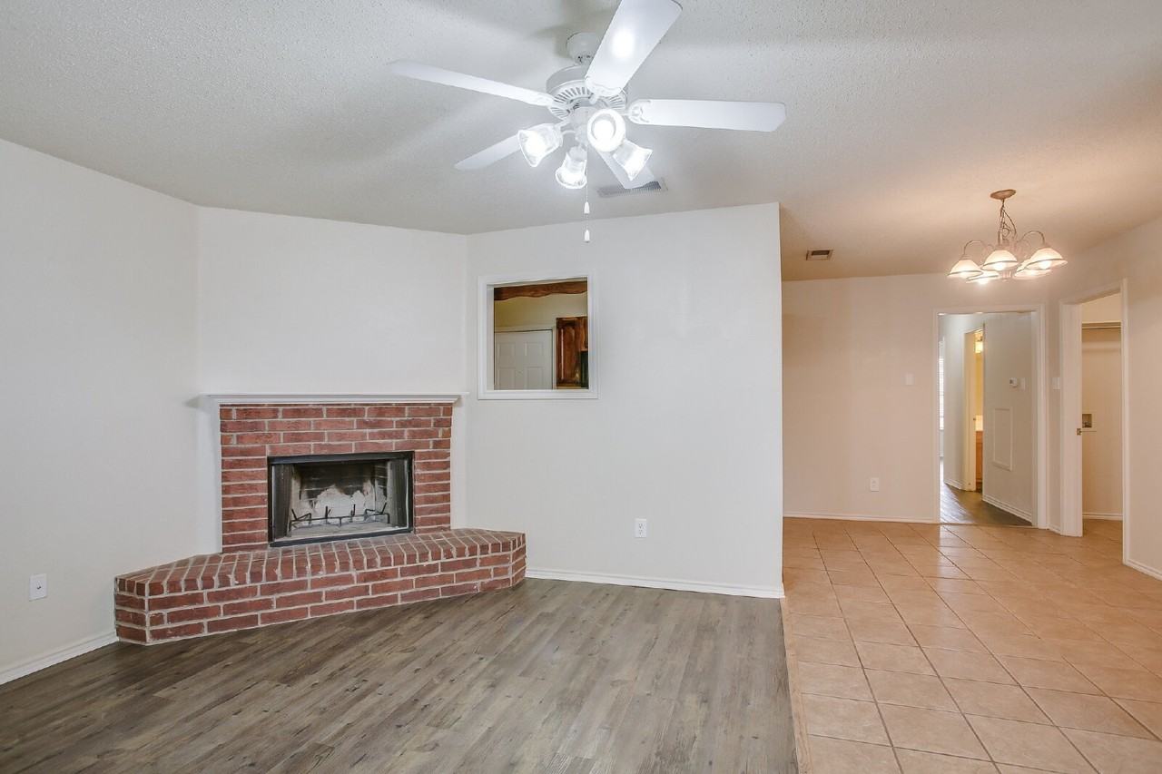 2709 110th St - Photo 4 of 14
