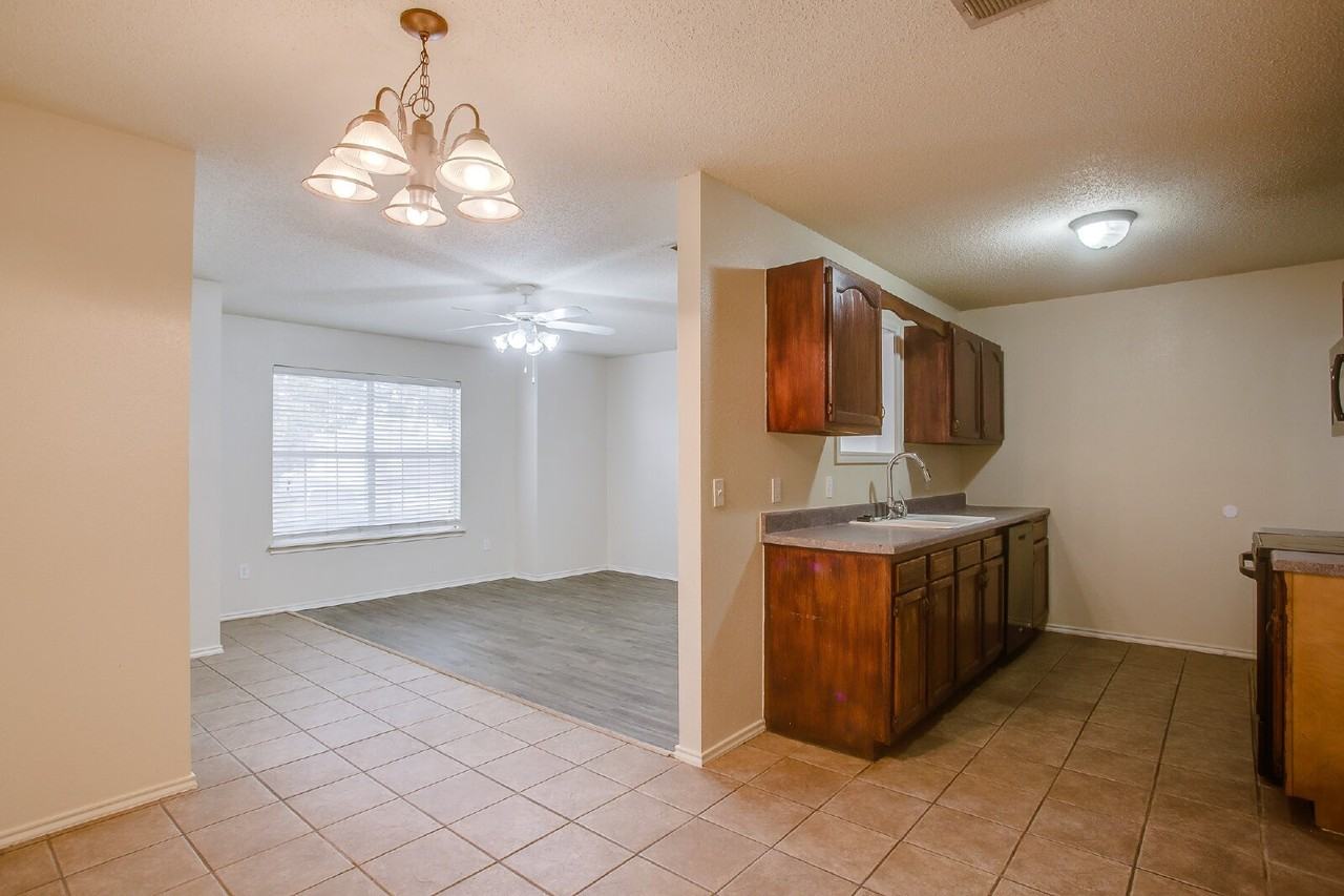 2709 110th St - Photo 5 of 14