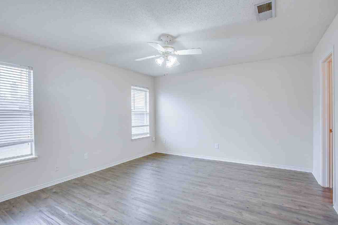 2709 110th St - Photo 7 of 14