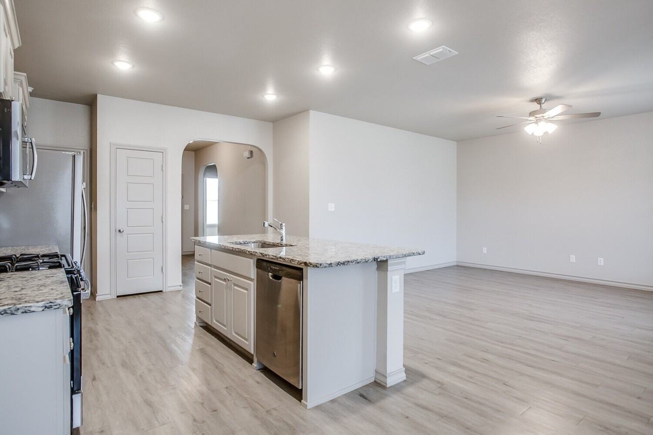 7517 88th St - Photo 6 of 18