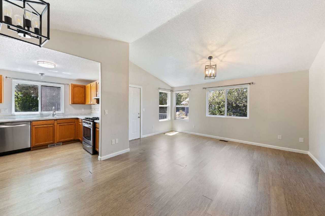 627 W Main St - Photo 4 of 28