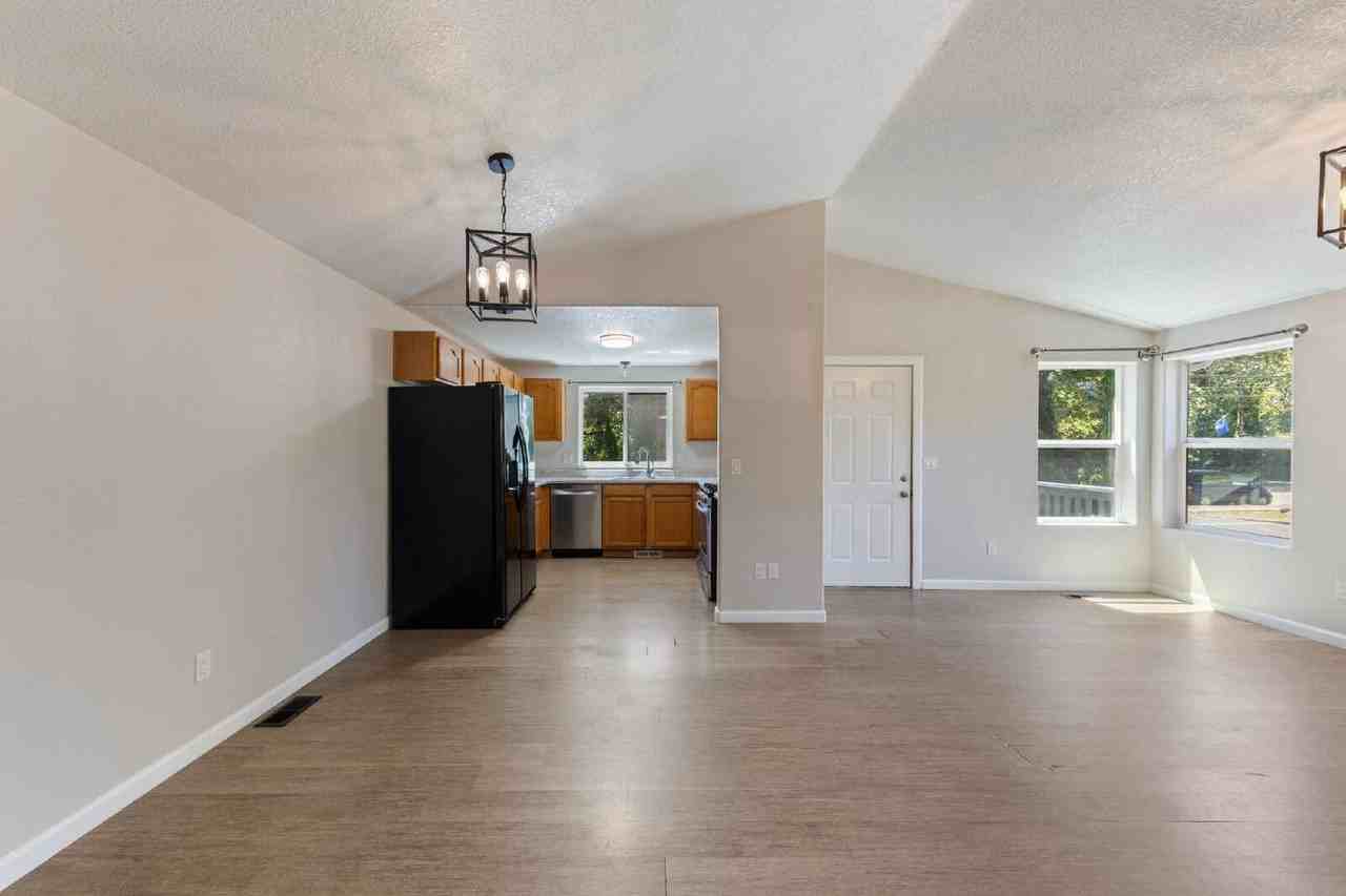 627 W Main St - Photo 5 of 28