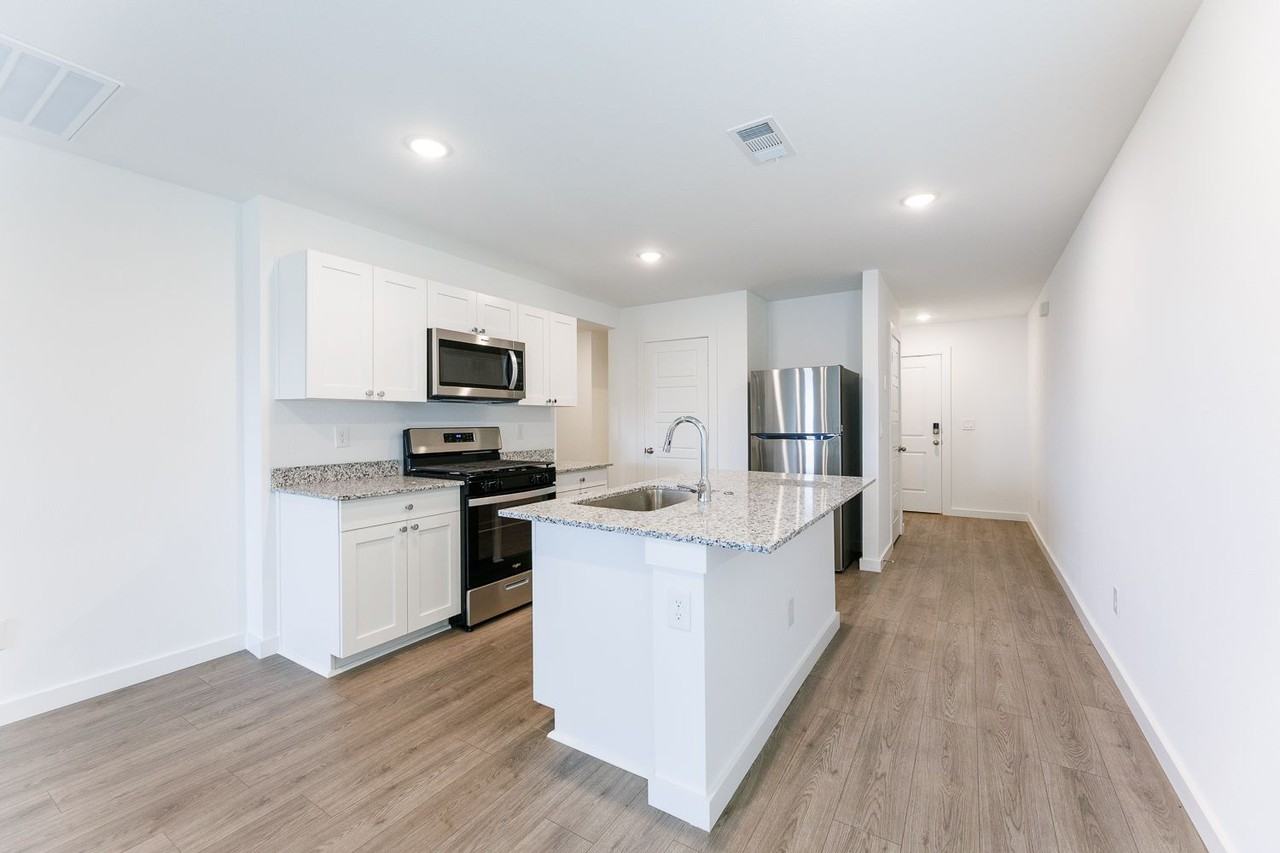 220 16th St - Photo 4 of 19