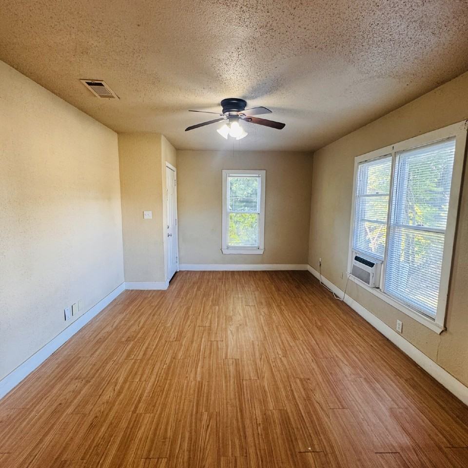 4024 Howard St Apt B - Photo 2 of 12