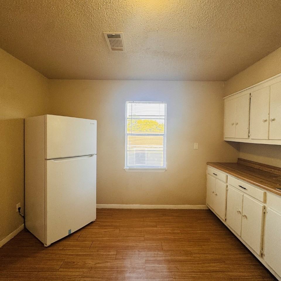 4024 Howard St Apt B - Photo 4 of 12