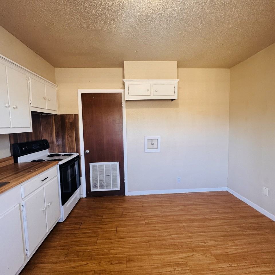 4024 Howard St Apt B - Photo 5 of 12