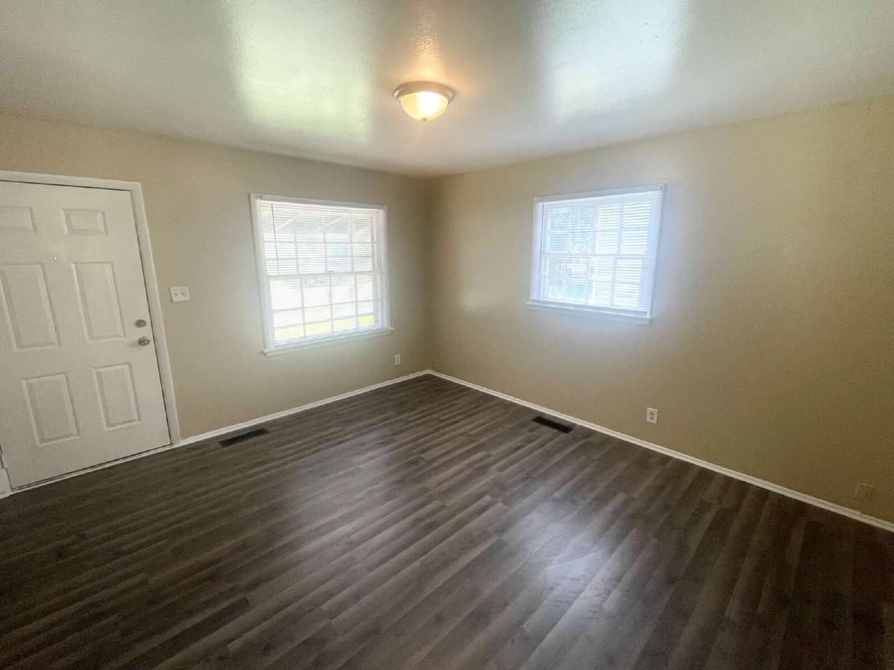 1524 N Chester Ave - Photo 2 of 6