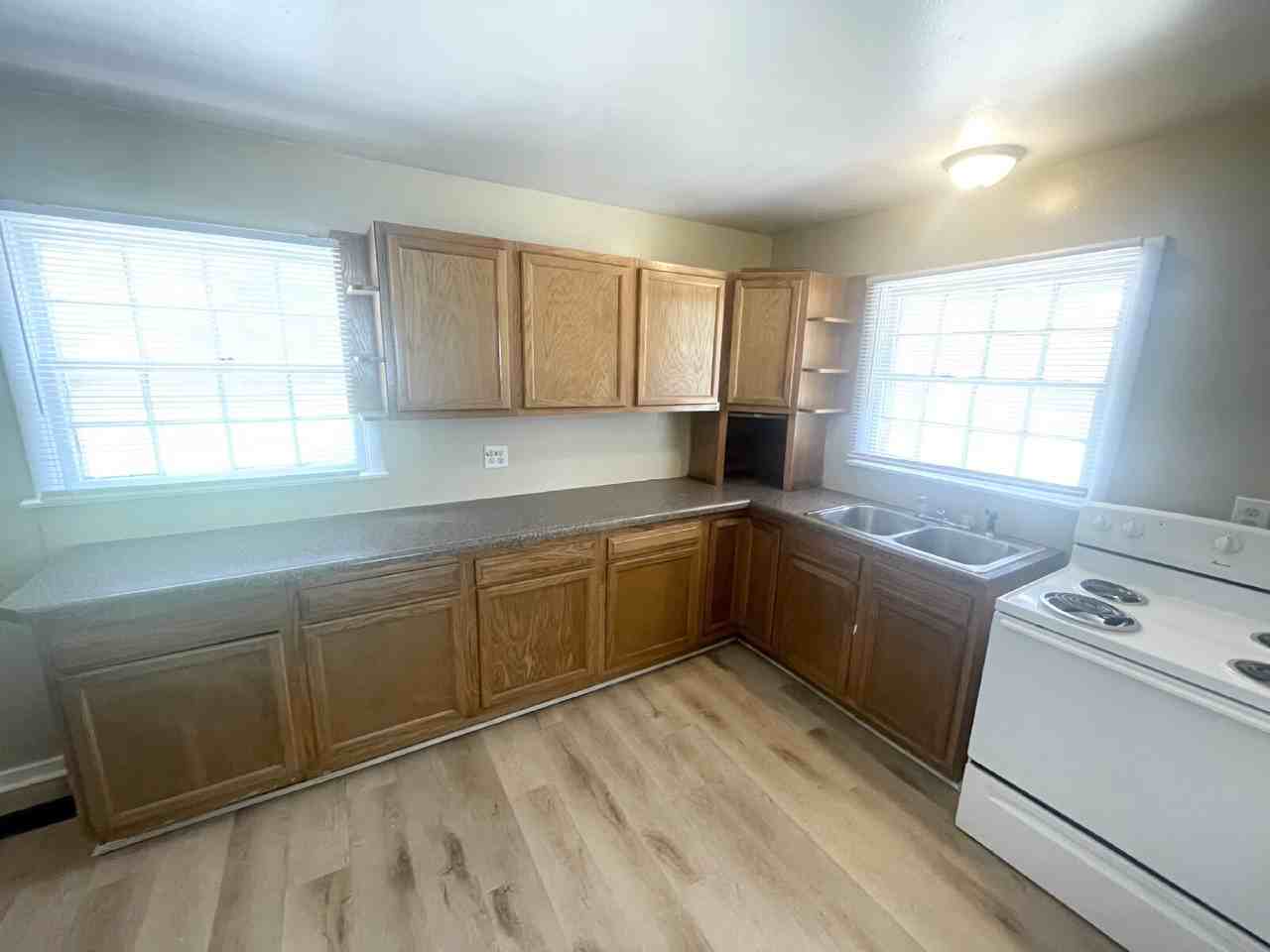 1524 N Chester Ave - Photo 3 of 6