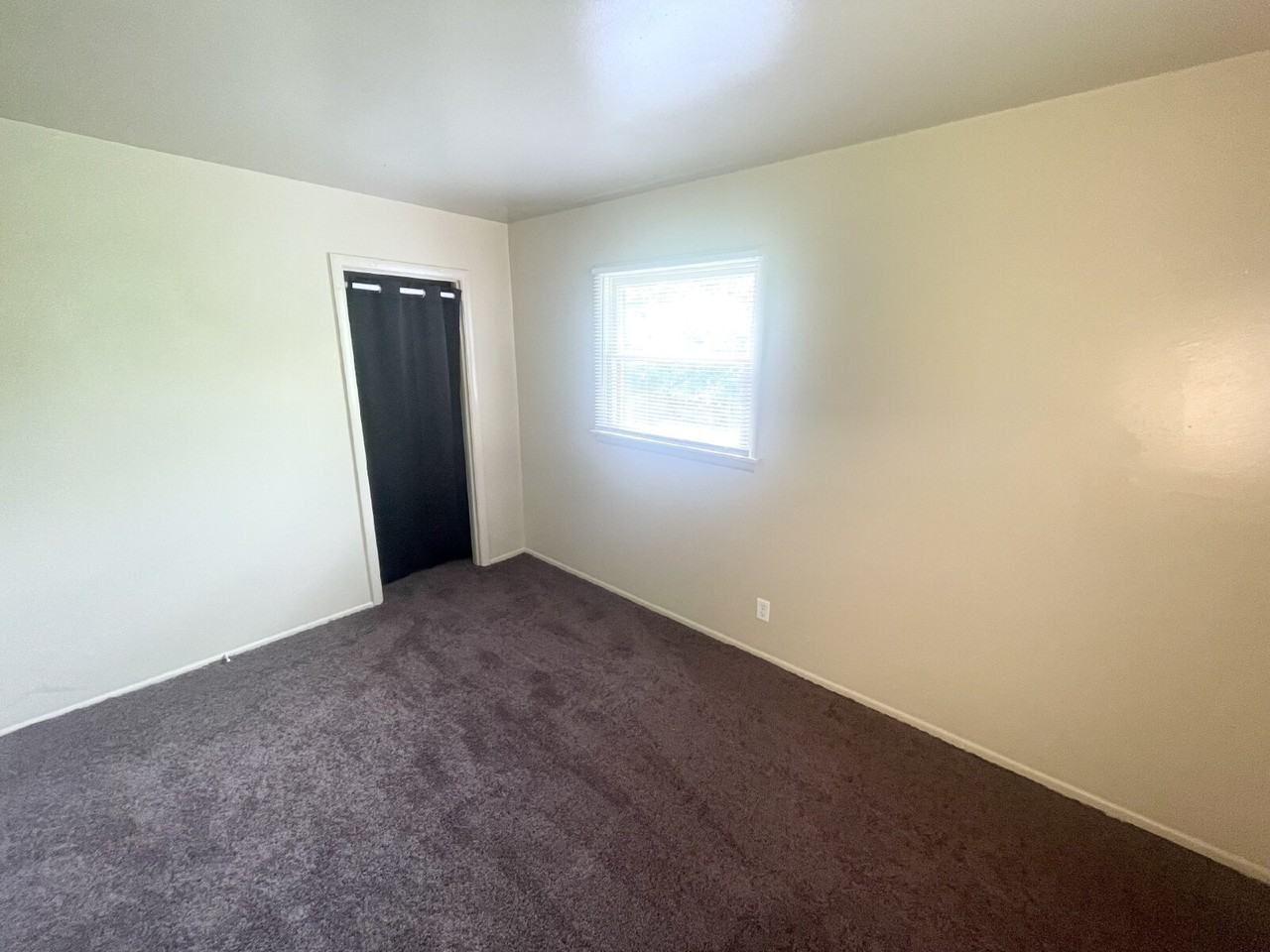 1524 N Chester Ave - Photo 4 of 6
