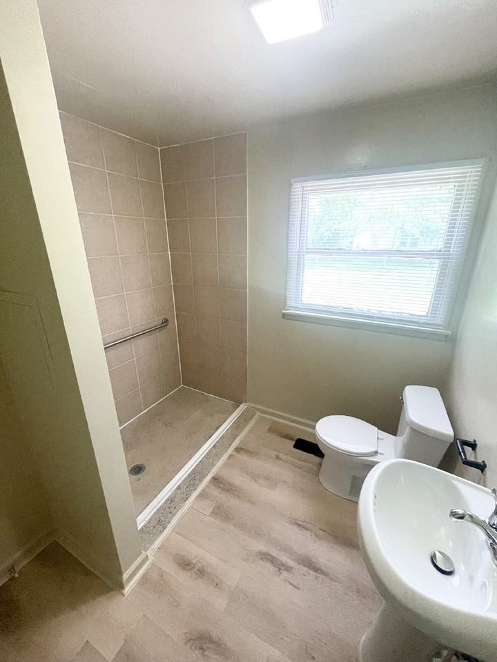 1524 N Chester Ave - Photo 5 of 6