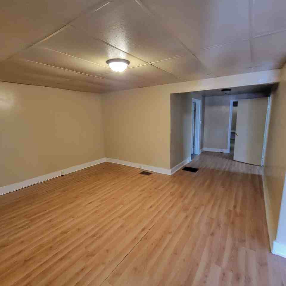 1102 S Illinois St - Photo 2 of 8