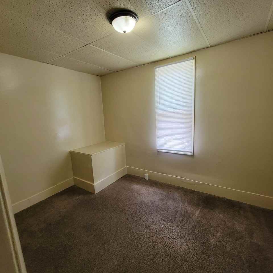 1102 S Illinois St - Photo 3 of 8