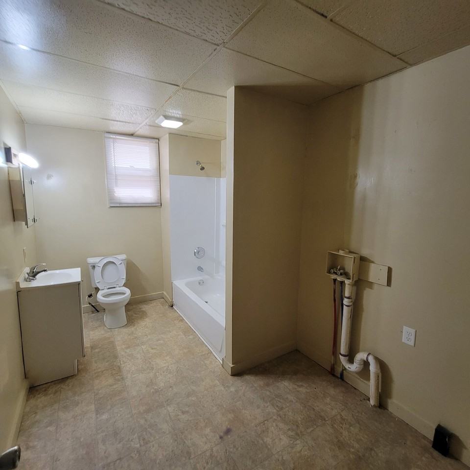 1102 S Illinois St - Photo 6 of 8