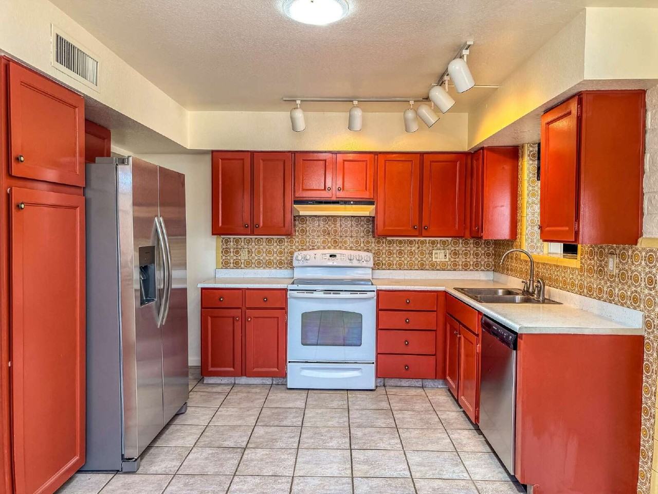 5926 S Herpa Dr - Photo 3 of 24