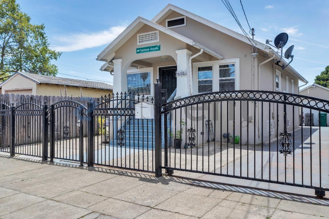 8521 Dowling St - Photo 5 of 18