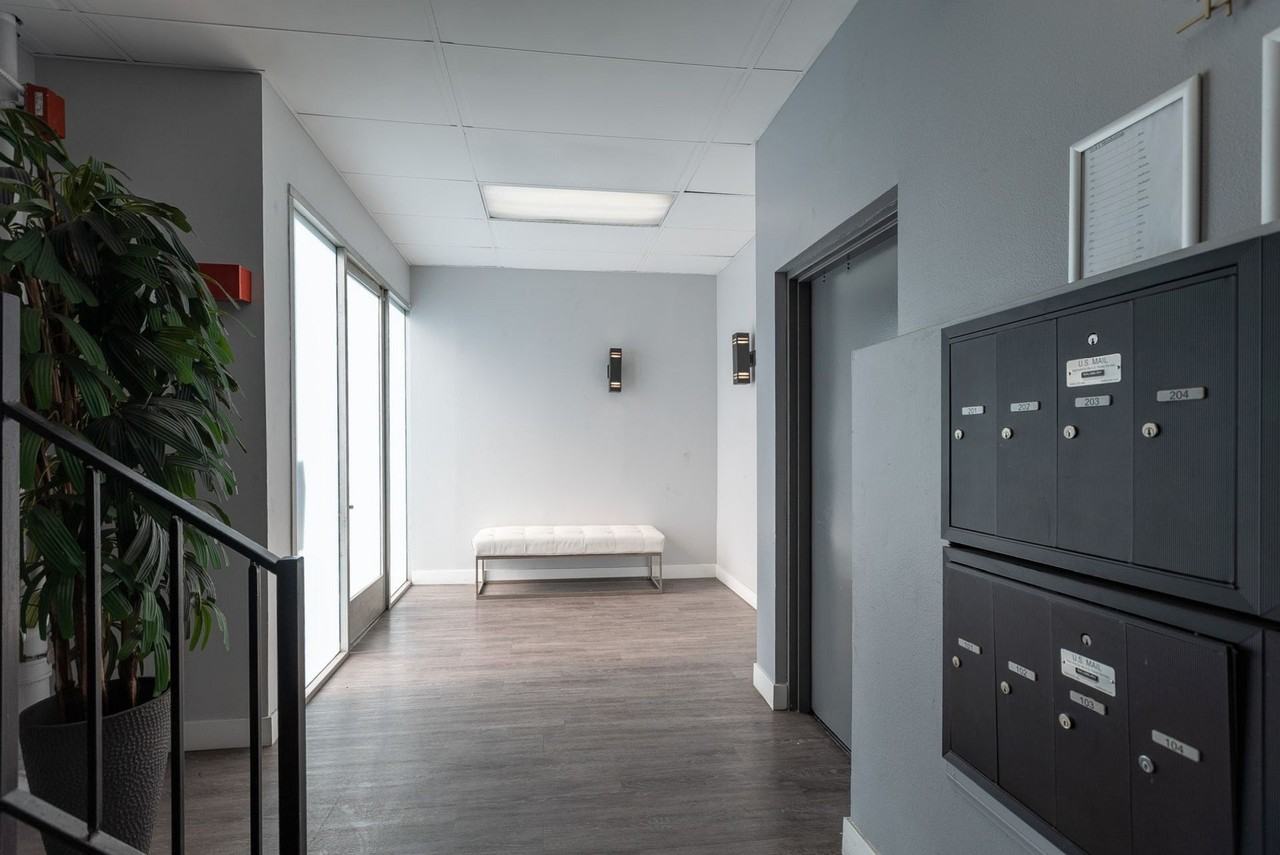 314 South Manhattan Place - Photo 3 of 6
