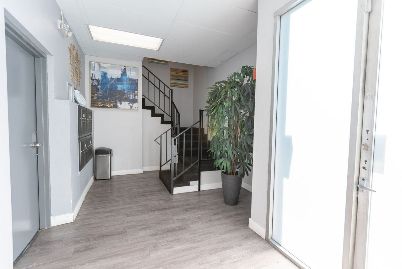 314 South Manhattan Place - Photo 4 of 6