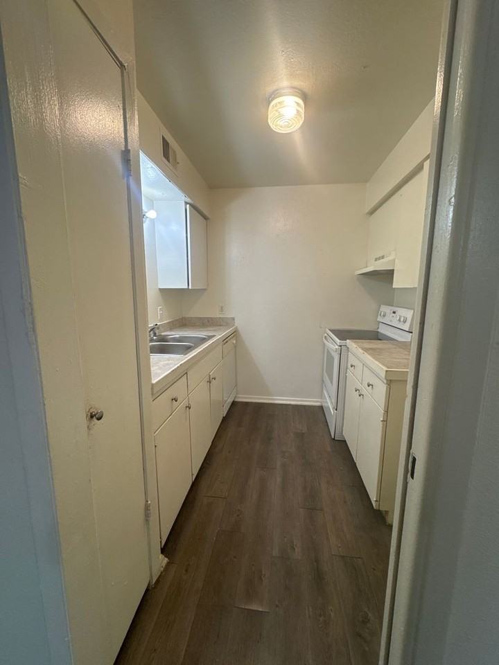 701 Canada St - Photo 7 of 11