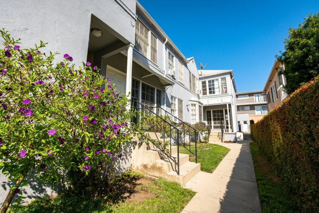 410 Veteran Avenue - Photo 2 of 4
