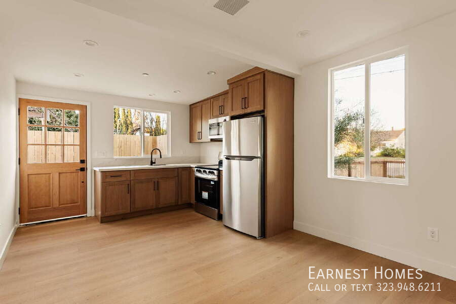 6443 Satsuma Ave - Photo 4 of 14