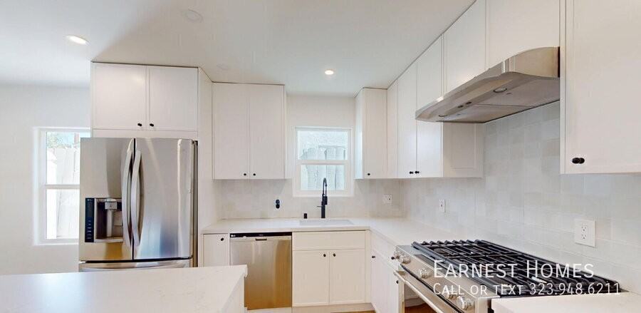 15242 Morrison St - Photo 7 of 38