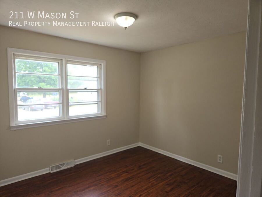 211 W Mason St - Photo 7 of 12