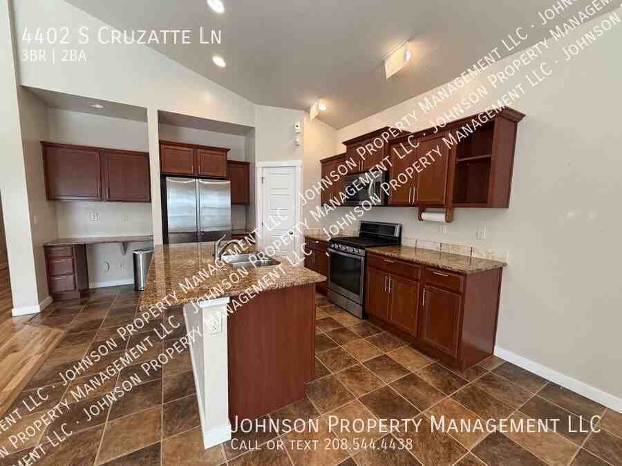 4402 S Cruzatte Ln - Photo 3 of 19