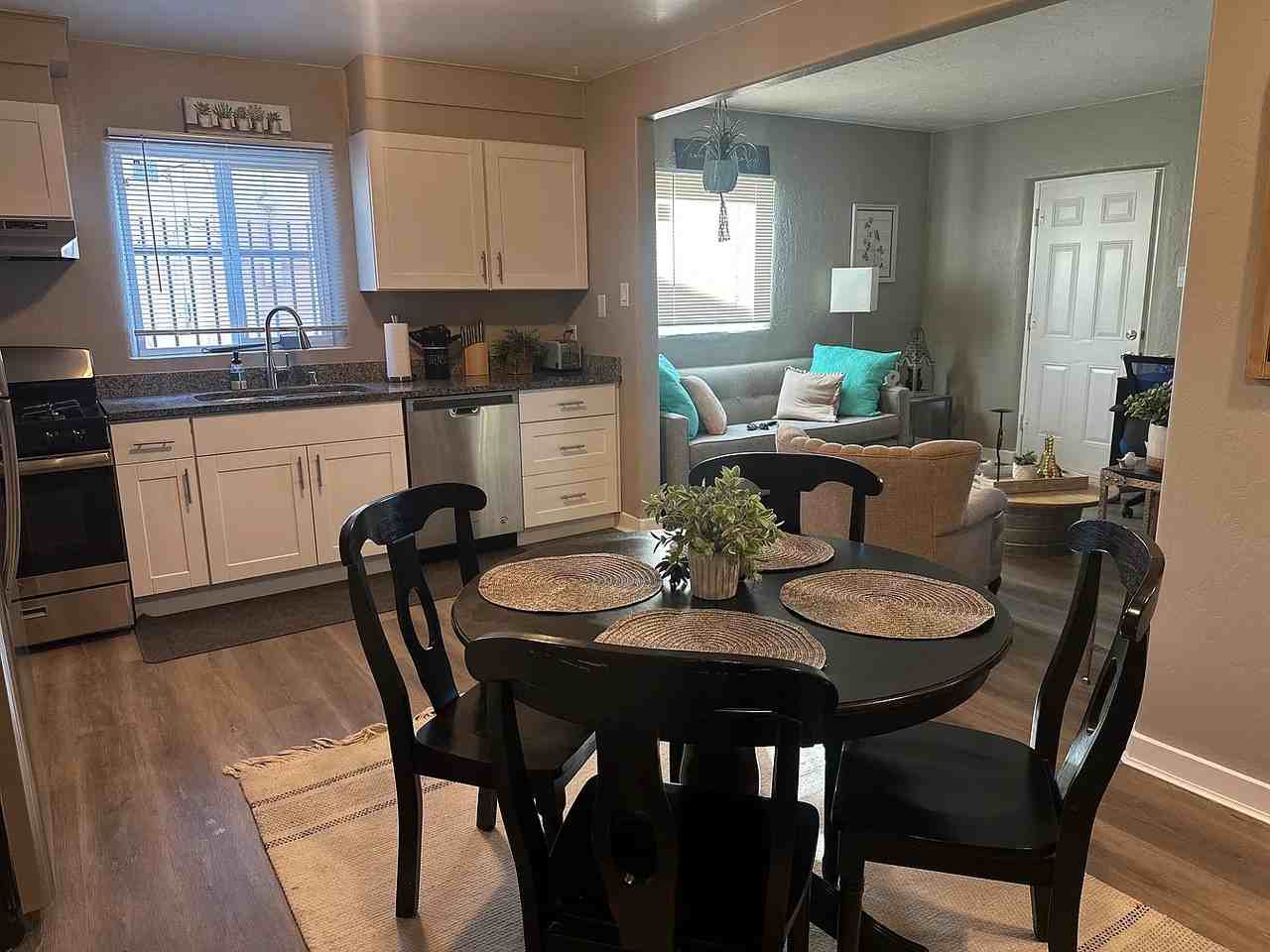 208 University Blvd Se - Photo 3 of 13
