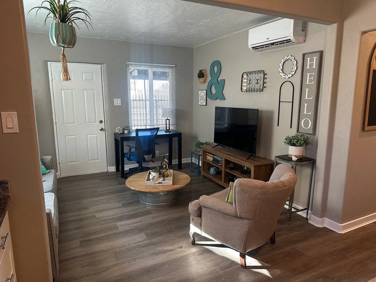 208 University Blvd Se - Photo 5 of 13