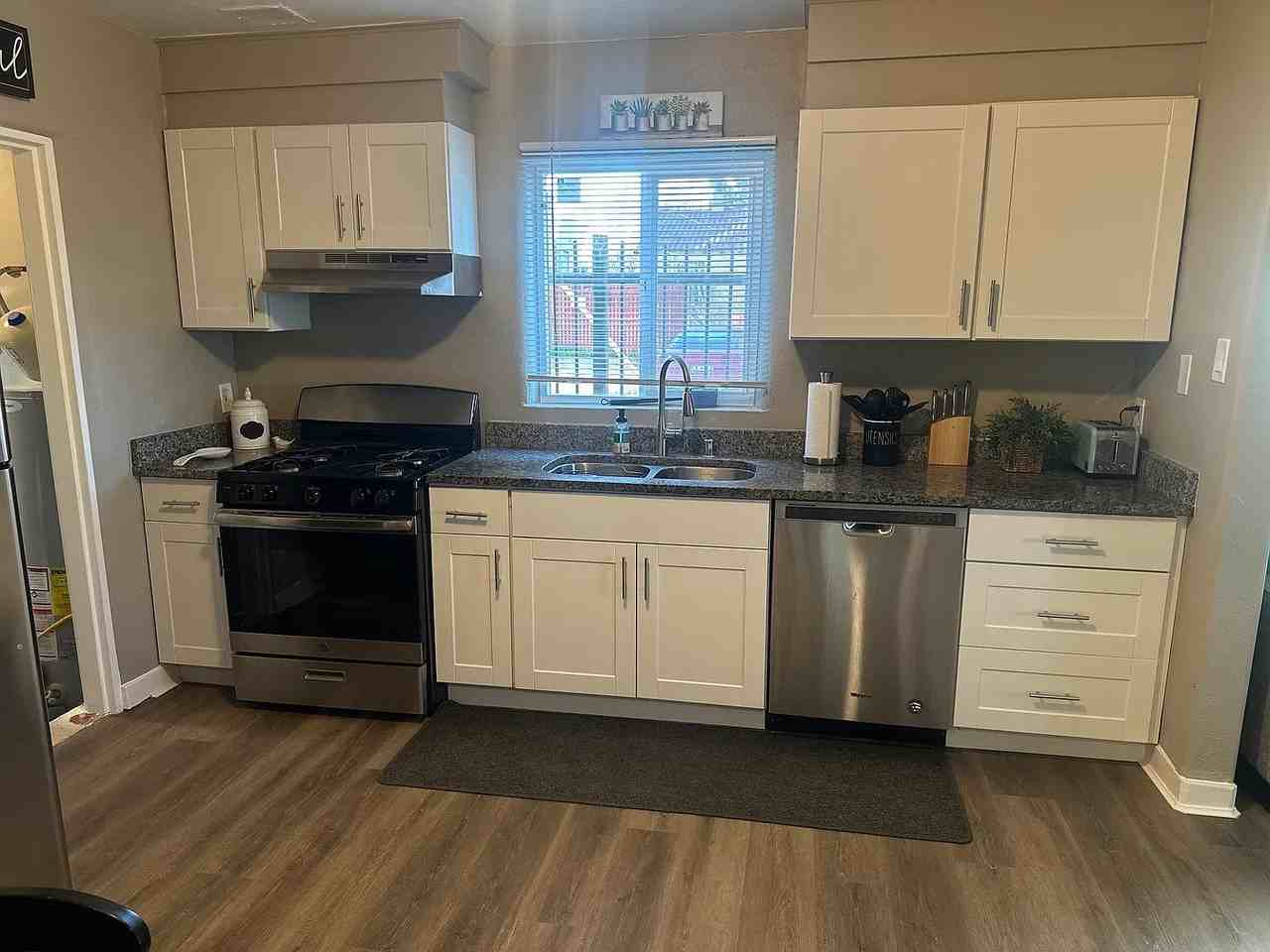 208 University Blvd Se - Photo 7 of 13