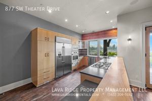 featured image of 877 Sw Theater Dr