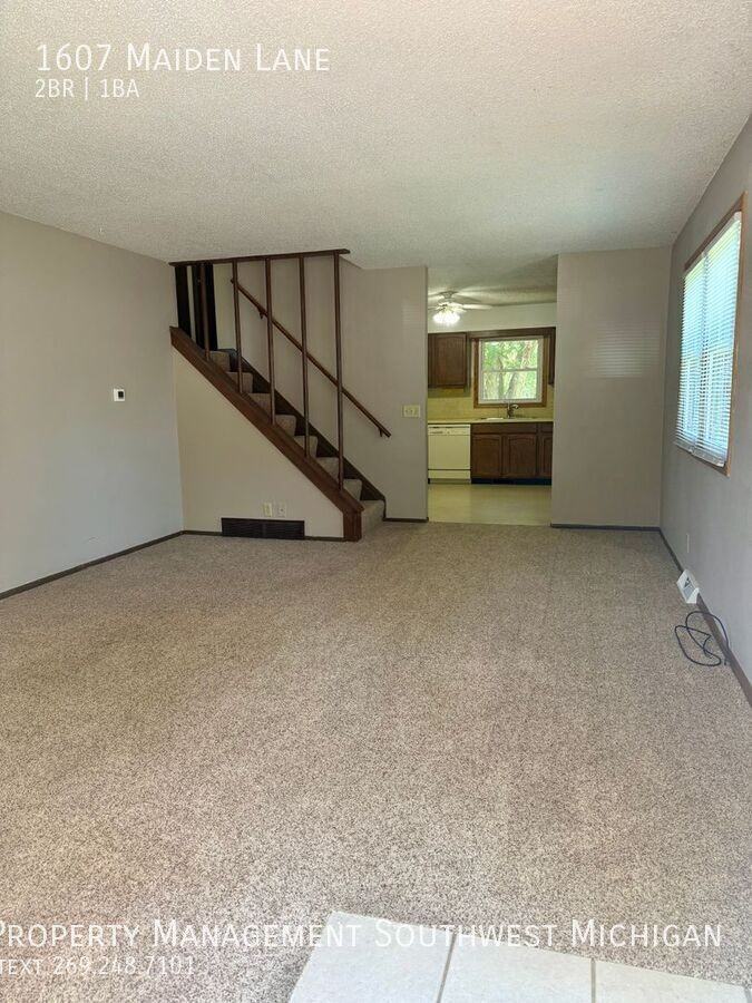 1607 Maiden Ln - Photo 3 of 10