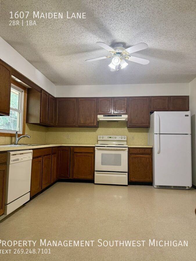 1607 Maiden Ln - Photo 4 of 10