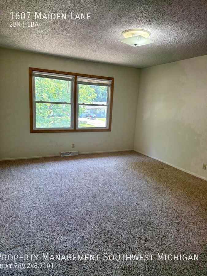 1607 Maiden Ln - Photo 5 of 10