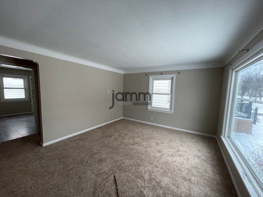 6227 Traymore Ave - Photo 7 of 19