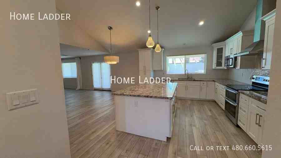 4362 E Ludlow Dr - Photo 3 of 30
