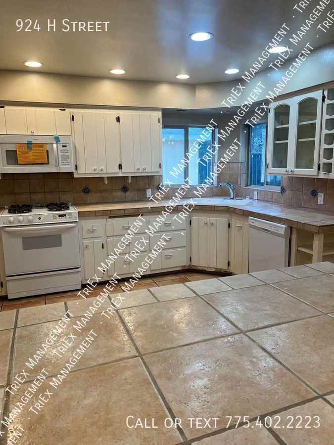 924 H St - Photo 3 of 25